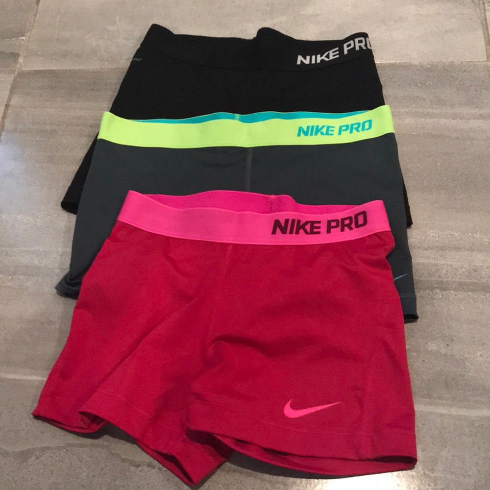 Nike PRO bundle (3) size medium. Make an offer